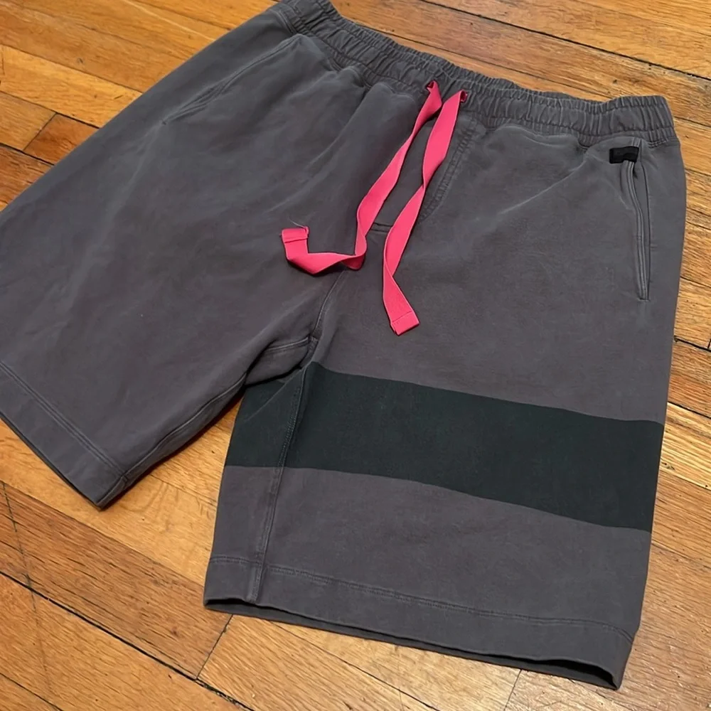 Lululemon Men’s Rise Shorts in Soot Light Grey, size L/XL